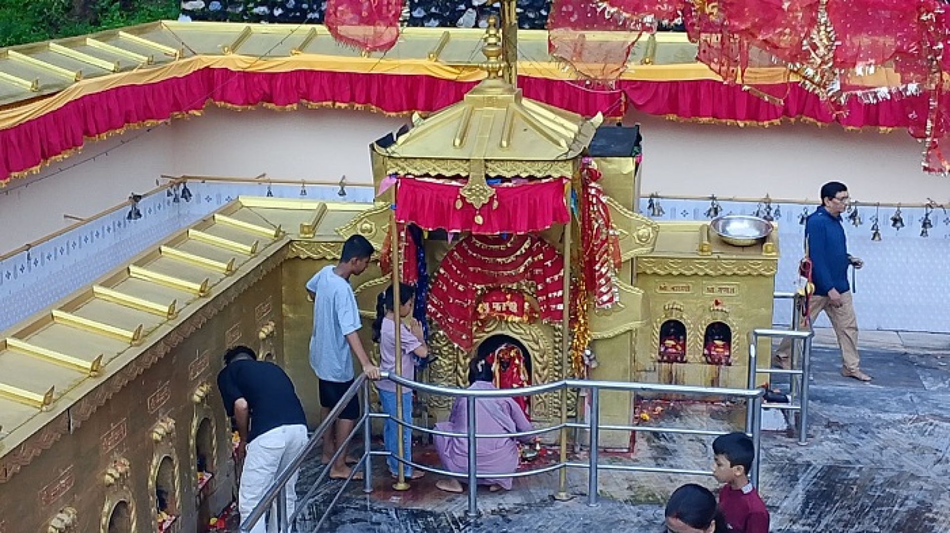 दशैंमा पनि छैन मनकामना र दक्षिणकाली मन्दिरमा चहलपहल 
